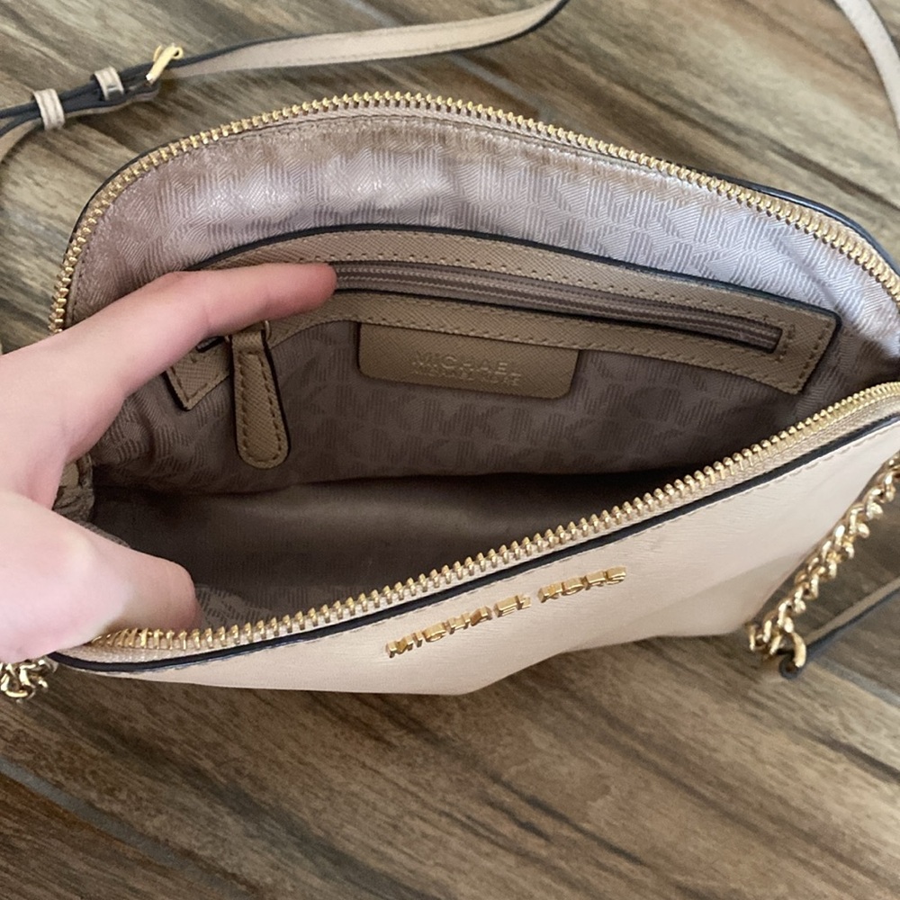 💋Michael Kors Cream Crossbody Bag! - Picture 4 of 10